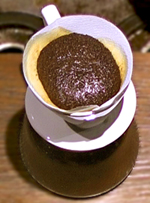 お湯を注ぐとゆっくりとふくらんできます